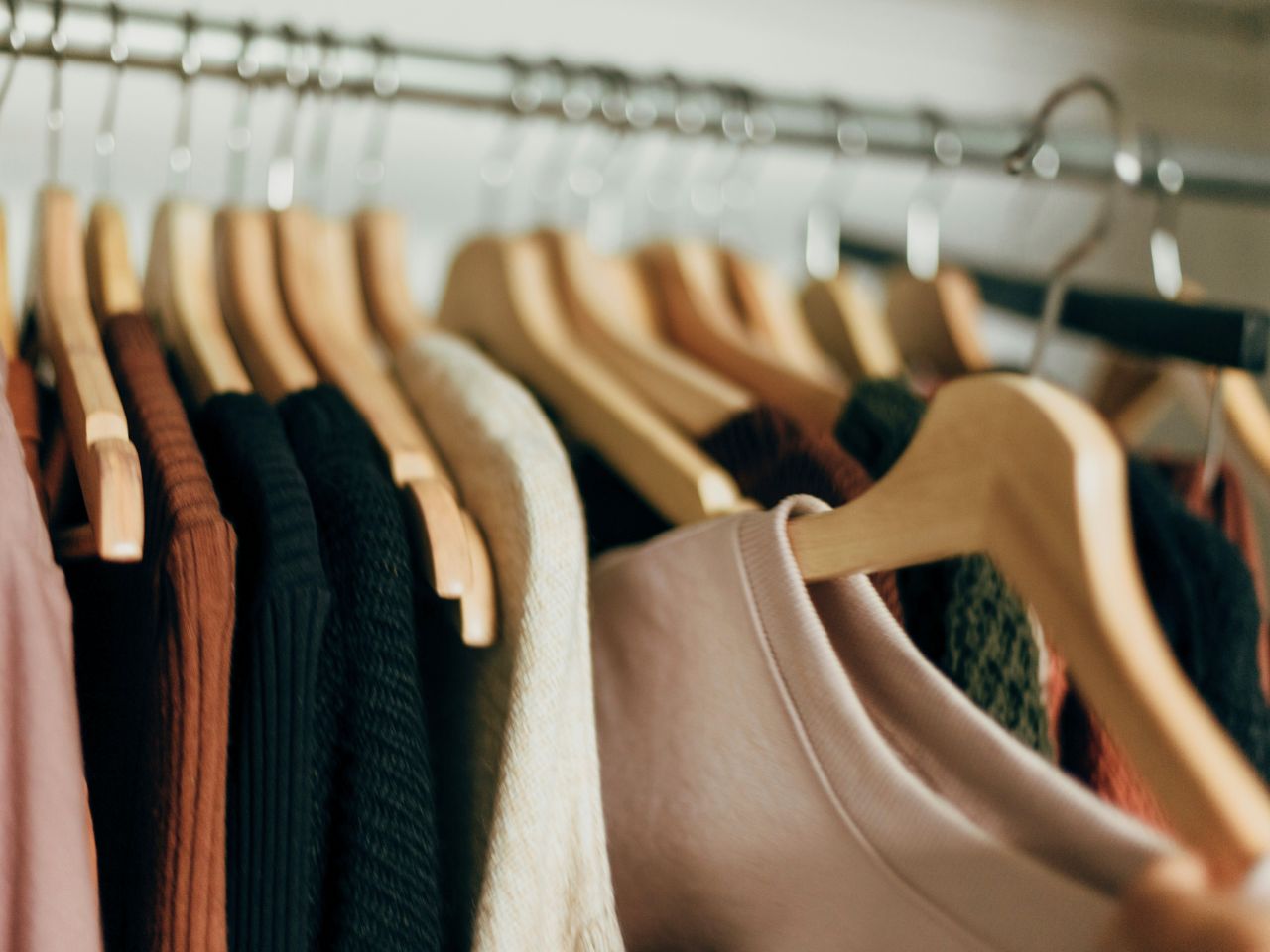 多すぎる服はどうすれば良い？整理する方法と収納時のポイント 